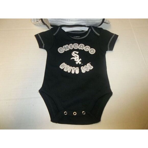 MLB Chicago White Sox Official Baby  3 Piece Creeper Bib & Boots Set Size 6-9 M - Picture 2 of 5